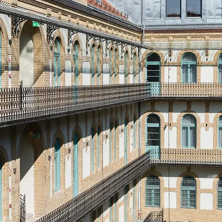 Szechenyi Center アパートホテル